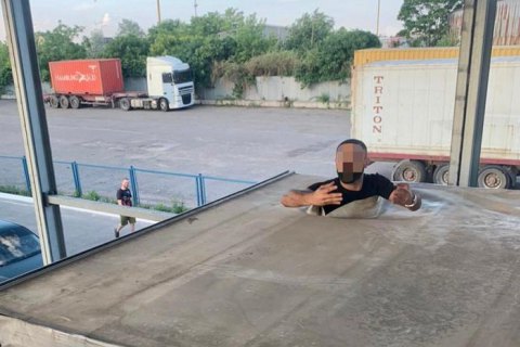 У Чорноморському порту серед вантажу шин знайшли нелегального мігранта з Туреччини