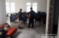 У Мукачеві шахраї виманювали в людей особисті банківські дані