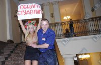 Активистка FEMEN грудью встала на защиту студентов