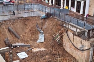 В Одессе обвалился котлован паркинга, под угрозой бизнес-центр
