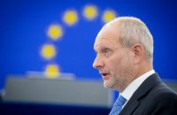 Посол ЕС поддержал важность вакцинации известных людей и сравнил Зеленского с Элвисом Пресли