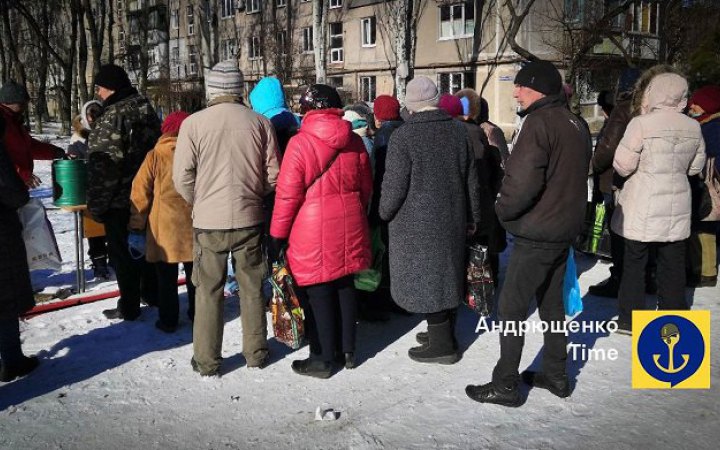 Жителі Маріуполя змушені вистоювати багатогодинні черги за їжею