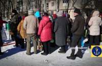 Жителі Маріуполя змушені вистоювати багатогодинні черги за їжею
