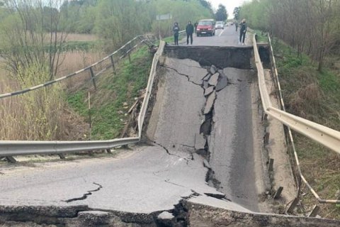 Укравтодор обещает оперативно и качественно восстановить мост, который обрушился на Львовщине