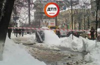 В Киеве на улице Ольжича автомобиль провалился под землю