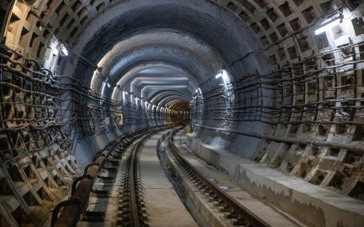 У Києві на Дорогожичах прорвало мережу водопостачання. Роботу метро обмежували (оновлено)