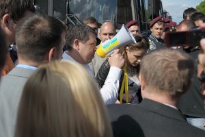 Участники митинга требуют отпустить задержанных 