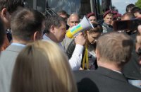 Участники митинга требуют отпустить задержанных 