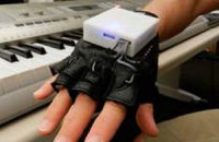 Ученые научились лечить паралич при помощи «электронной перчатки»