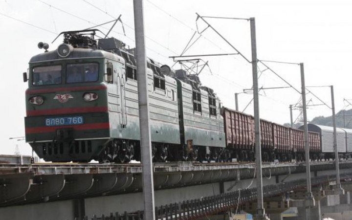 ​Через сходження вантажного вагона на дільниці Задвір'я – Красне затримується низка пасажирських поїздів, – УЗ