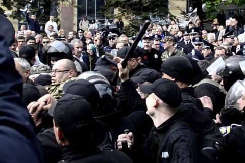 Семь из подозреваемых по делу о беспорядках в Днепре 9 мая находятся в розыске