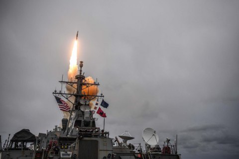 США, Британия и Франция нанесли удары по объектам, связанным с химатакой в Сирии