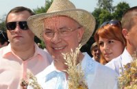 Азаров пришел на Толоку в шляпе и вышиванке
