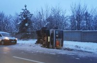 Под Киевом перевернулась маршрутка: 8 пострадавших