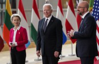 Урсула фон дер Ляєн і Шарль Мішель привітали схвалення США допомоги для України