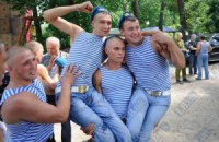 Янукович верит в честь и достоинство десантников