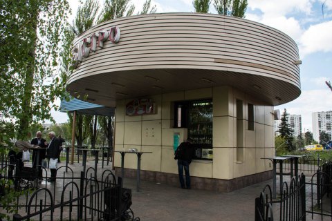 У метро "Черниговская" в Киеве мужчина подавился куском сала и умер