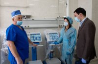 До київської лікарні швидкої допомоги доставили ще 8 відремонтованих Фондом Порошенка апаратів ШВЛ