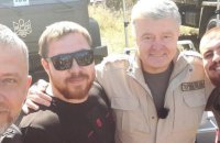 Тепер і ми з "Посейдонами", – морпіх 36-ї бригади Валерій Прозапас показав "пташки від Порошенка"