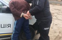 На Киевщине мужчина украл из магазина алкоголь и продукты, угрожал продавщице и избил охранника