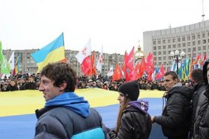 Неизвестные на митинге оппозиции в Сумах разбросали капусту и морковь