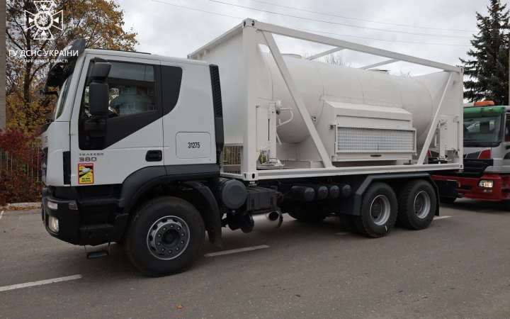 Харківські рятувальники отримали від Червоного Хреста автоцистерни