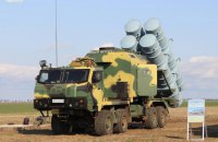 После попадания ракет "Нептун" горит ракетный крейсер "Москва"