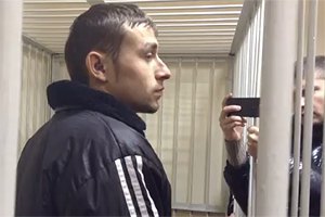 Задержанного за драку у Кабмина осудили условно 