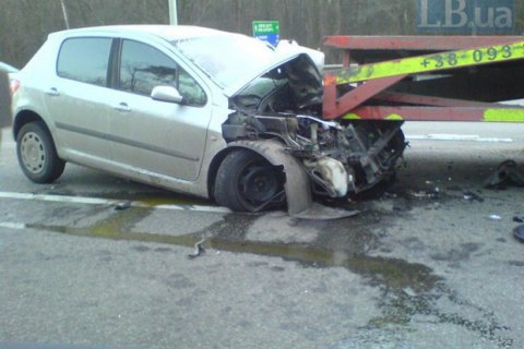 ​На Бориспольской трассе легковой автомобиль протаранил эвакуатор