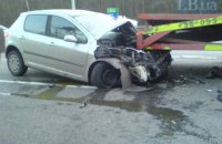 ​На Бориспольской трассе легковой автомобиль протаранил эвакуатор