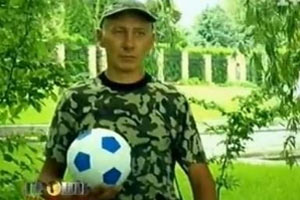 Иностранные фаны сыграли в футбол возле дома Табачника