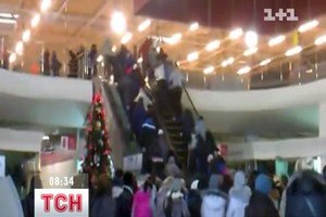 В Житомире люди поламали эскалатор, врываясь в магазин сэконд-хенда