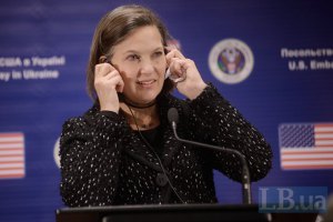 Возле посольства США в Киеве сожгли фото Нуланд