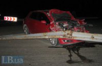 Под Киевом женщина за рулем Toyota Yaris уничтожила сто метров отбойника и сбежала