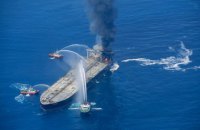 Возле побережья Шри-Ланки четвертый день гасят пожар на нефтяном танкере