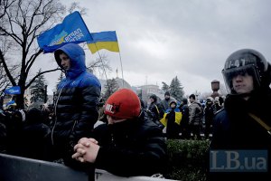 Сторонники ПР возле Рады под охраной милиции смотрят кино