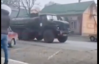 На Сумщине местные метко попали коктейлем Молотова в бензовоз оккупантов. Видео