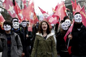 В Турции полиция применила водометы против демонстрантов, критикующих исламизацию школ
