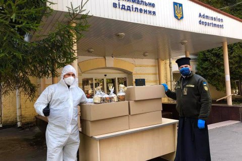 ПЦУ передала Киевской духовной семинарии куличи и респираторы