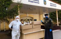 ПЦУ передала Киевской духовной семинарии куличи и респираторы
