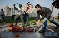 Противники американских традиций "отпраздновали" под посольством США "праздник уродов"