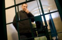 Янукович подписал закон, разрешающий заключенным пользоваться мобильными телефонами