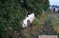 У Миколаївській області автобус зніс патрульний Prius у кювет