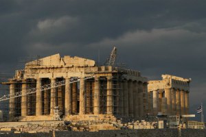 Российские паркурщики разрушили часть стены Парфенона