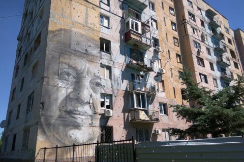 ​В Авдеевке начали восстановление известной многоэтажки с муралом
