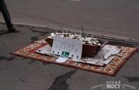 В Днепропетровске под стены Налоговой принесли корыто с навозом