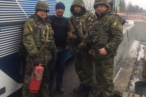 В Константиновке на блокпосту загорелся автобус