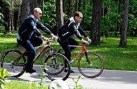 Медведев и Путин покатались на велосипедах