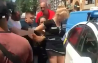 У Києві розгорівся скандал навколо затримання патрульними двох осіб на Бессарабці