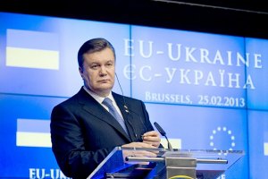 Янукович встречается в Варшаве с двумя президентами